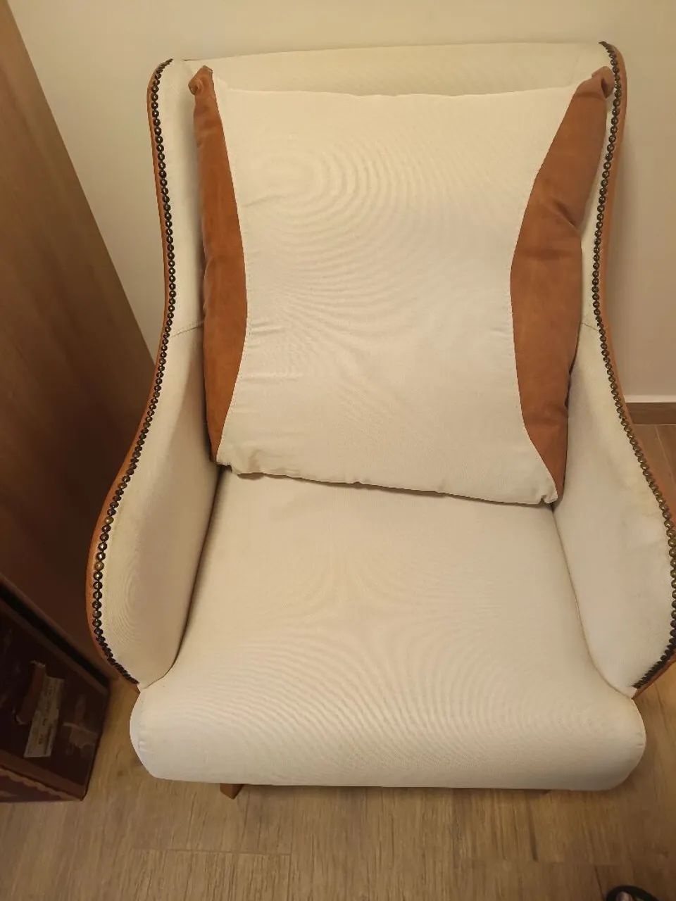 Poltrona Elegante com Detalhes em Couro