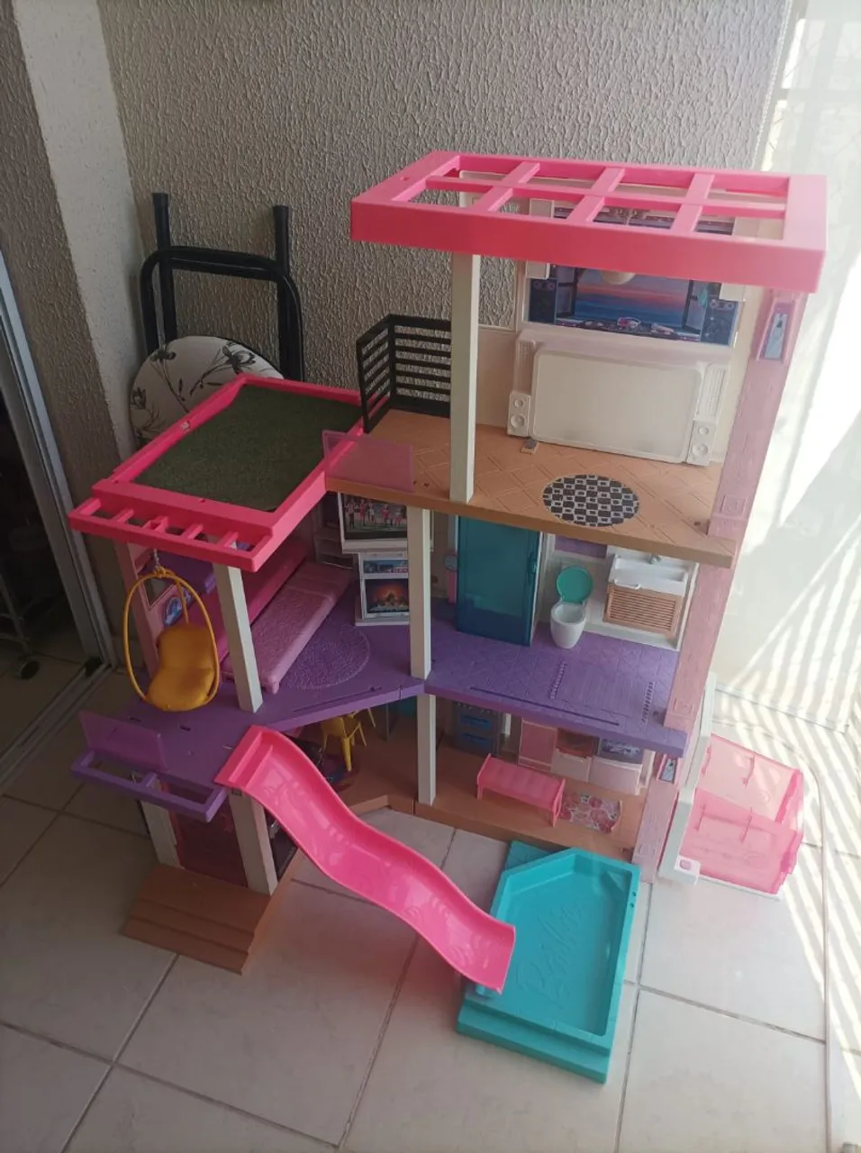 Casa de boneca da Barbie com escorregador