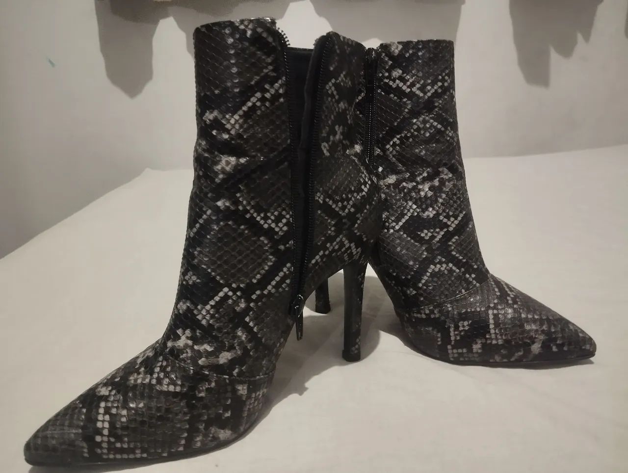 Bota cano curto animal print cobra