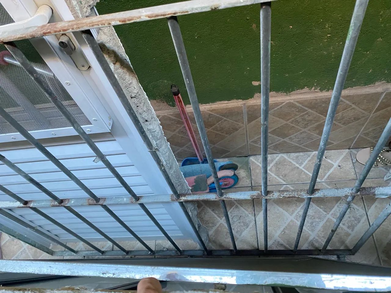 Janela com 4  folhas e com grade e tela  - Foto 2