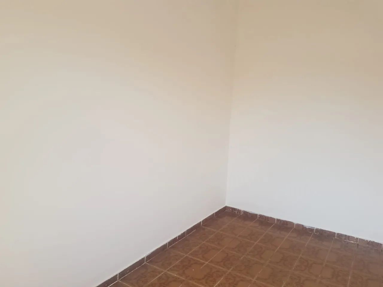 EXCELENTE CASA PARA LOCAÇÃO COM 2 QUARTOS, GARAGEM E INTERNET. POSSUI LAJE E ÁREA DE SERVI - Foto 4