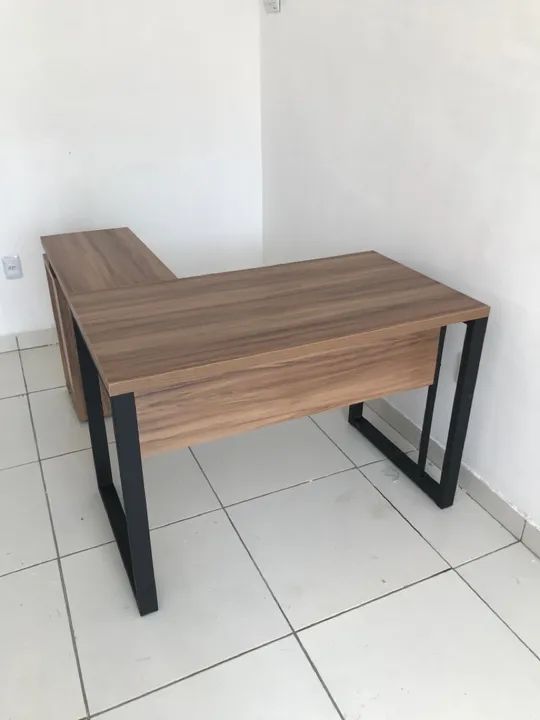 Mesa de Escritório em L com Estrutura Metálica