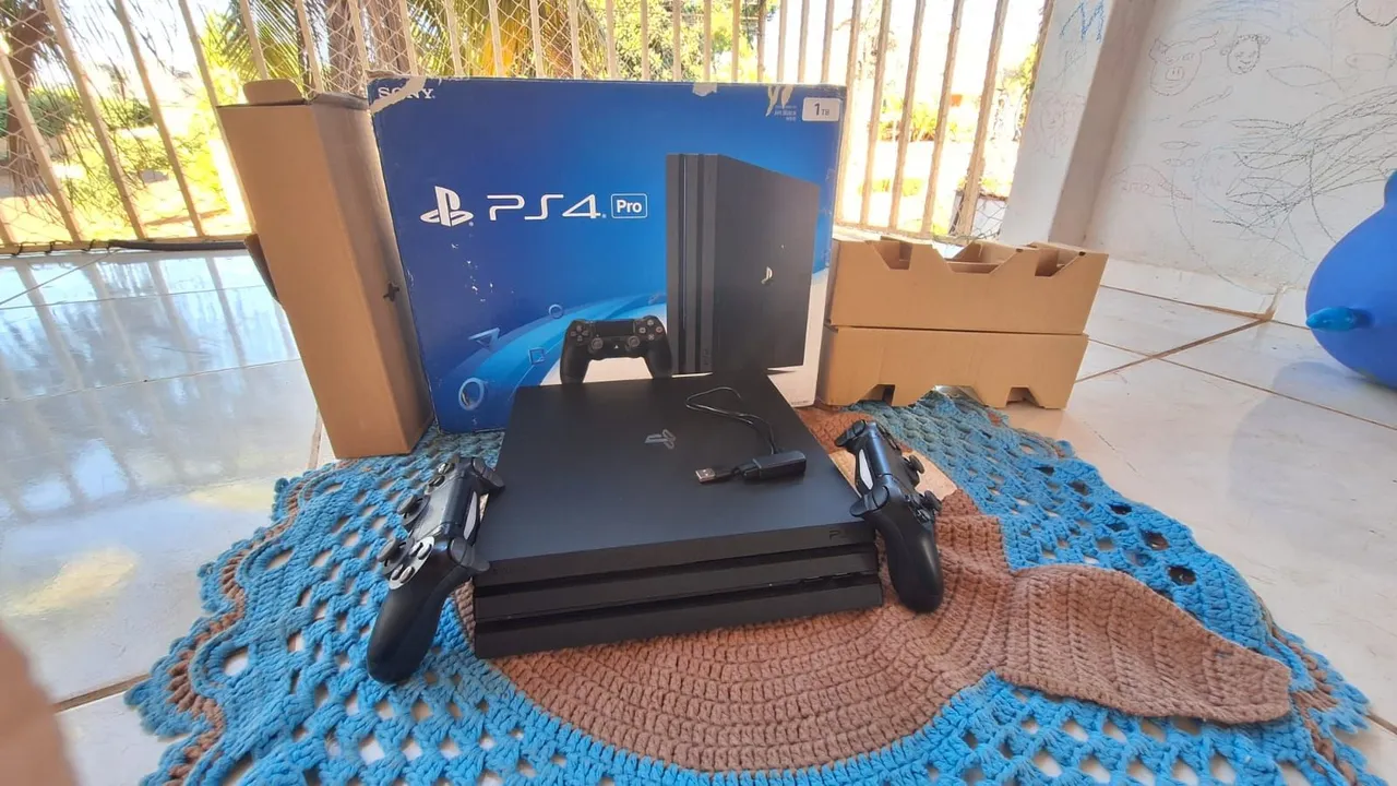 Playstation 4 Pro 1TB com 2 Controles