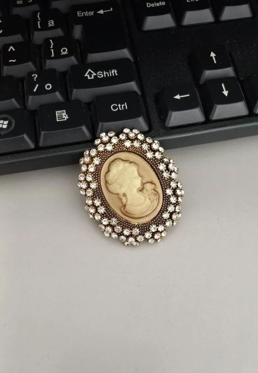 Broche de Camafeu Dourado Strass (novo) - Foto 4