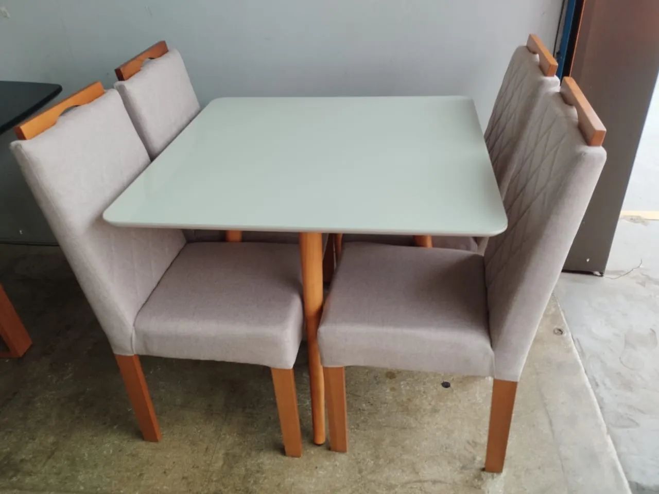 Conjunto Mesa de Jantar com 4 Cadeiras madeira  - Foto 4