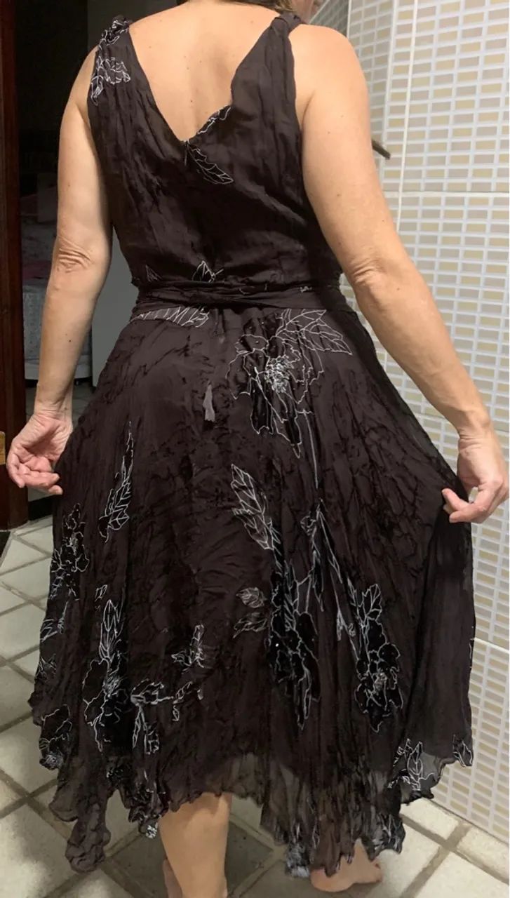 Vestido Elegante Marrom com Detalhes Florais - Foto 2