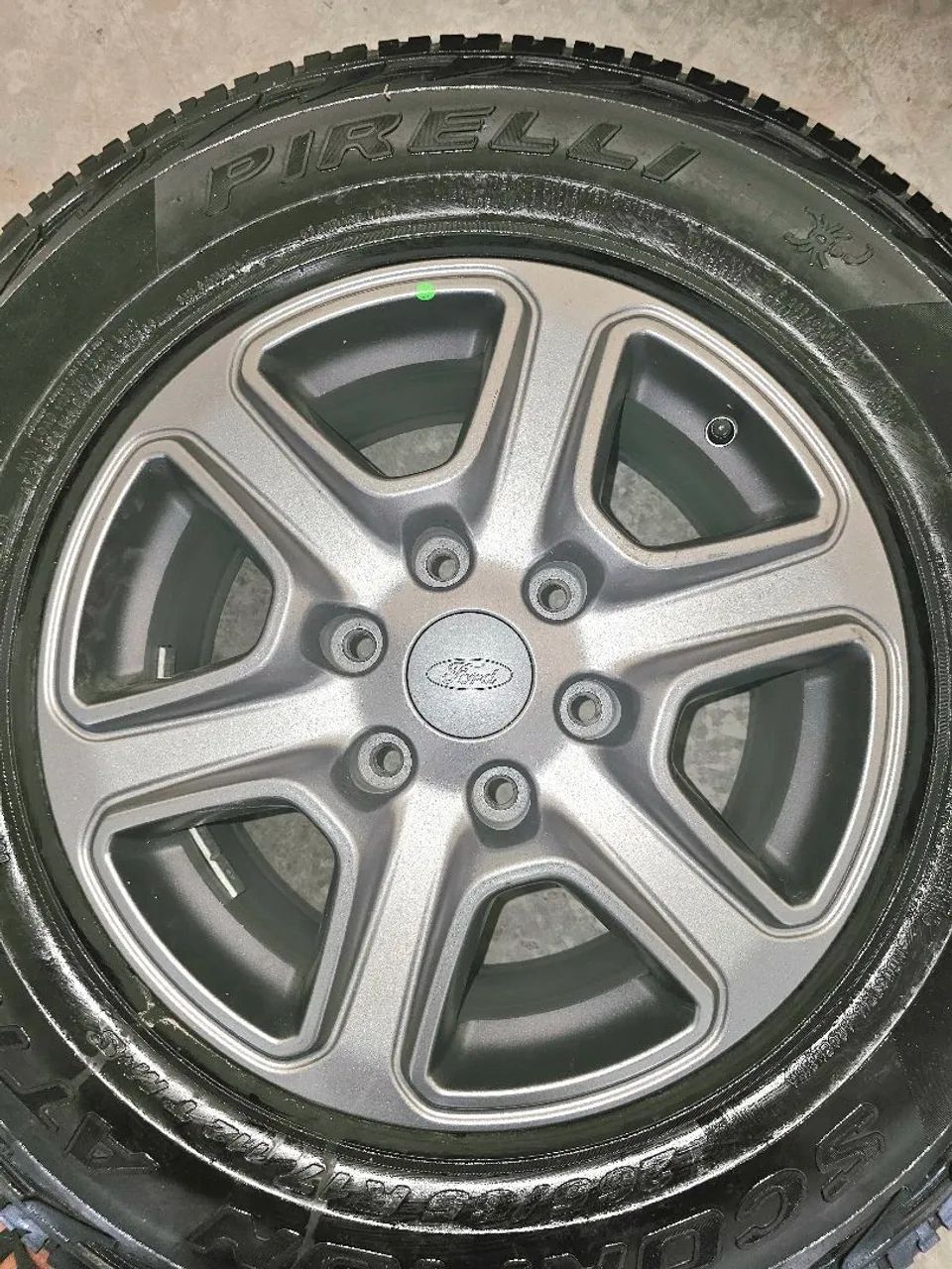Roda de liga leve Ford com pneu Pirelli - Foto 5