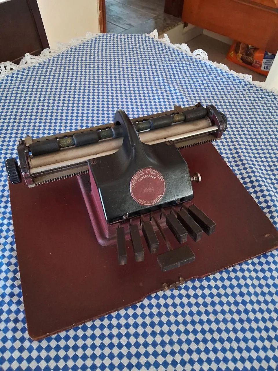 Antiga e rara máquina de escrever em Braille