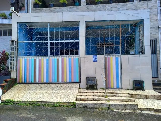 CASA EM PLATAFORMA, 3 QUARTOS, RUA TRANQUILA COM GARAGEM