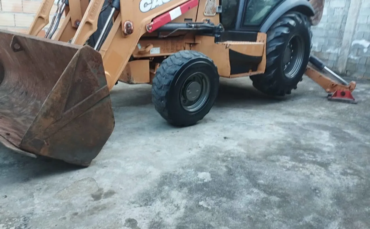 Retroescavadeira CASE 580N 2013