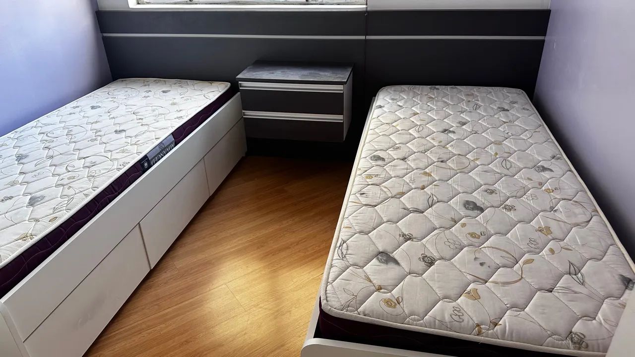 Vendo conjunto completo: 2 camas de solteiro + criado mudo + colchões! - Foto 2