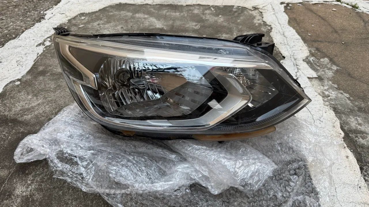 Vendo par de faróis dianteiros e lanternas traseiras em ótimo estado. - Foto 3