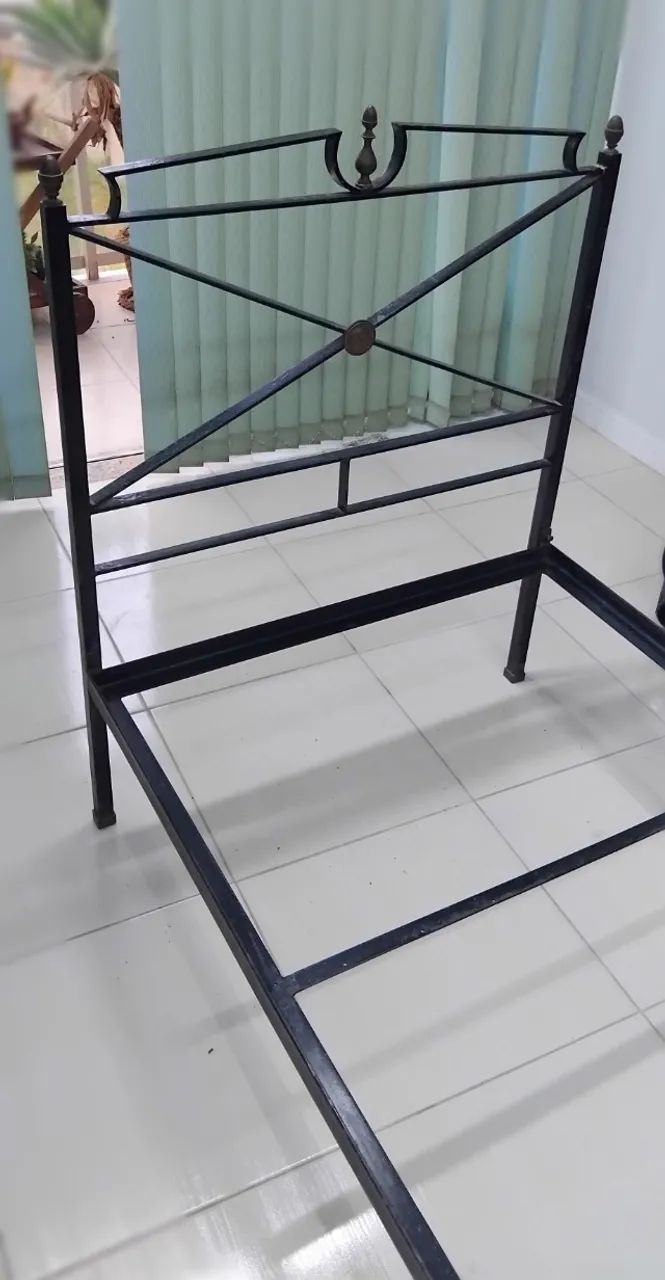 Vendo cama de solteiro de ferro, confortável, resistente, 90cm X 180cm - Foto 3
