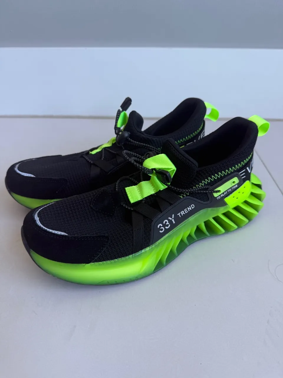Tenis Esportivo Preto e Verde Neon - Conforto e Estilo!