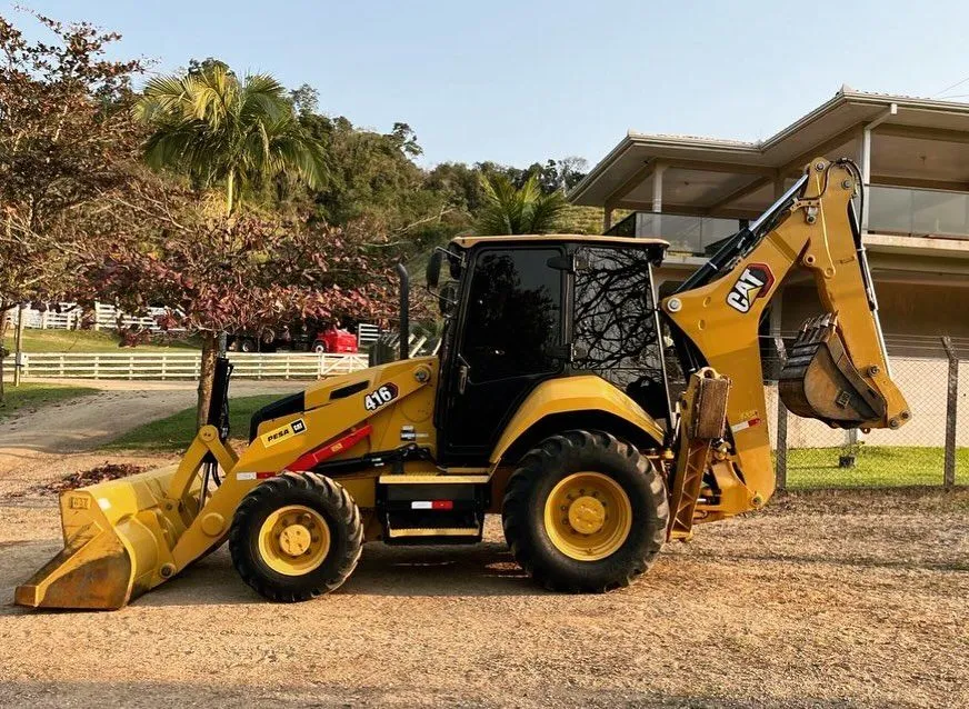 PARCELO SEM JUROS Caterpillar 416 - Excelente Estado
