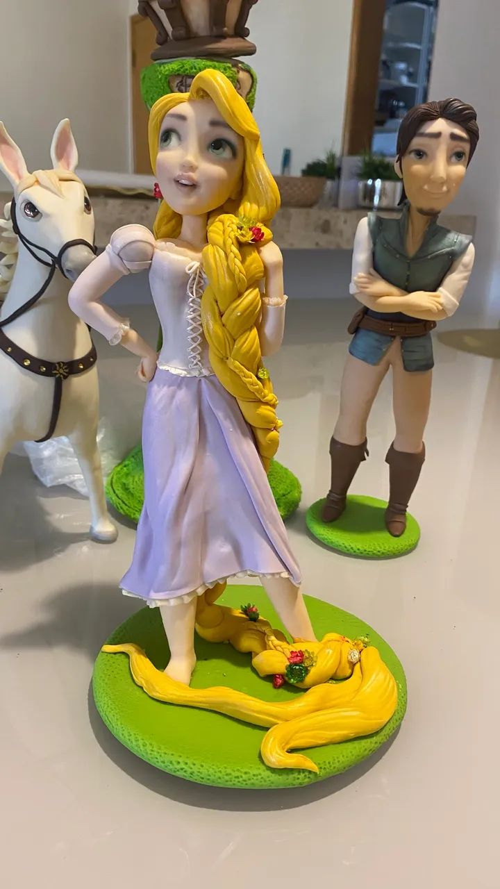 Personagens Rapunzel em biscuit  - Foto 2