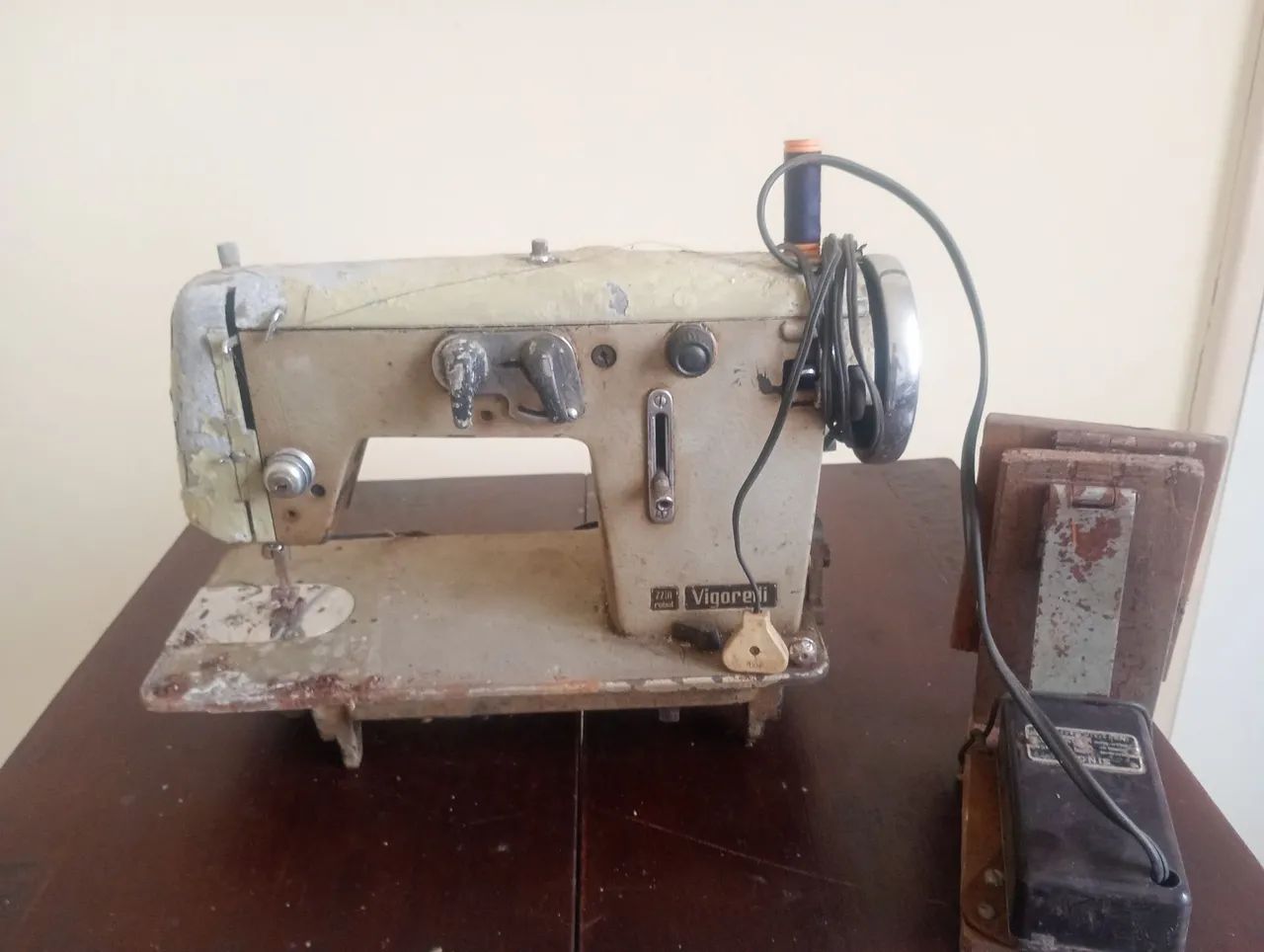 Máquina de costura antiga+não sei se funciona)