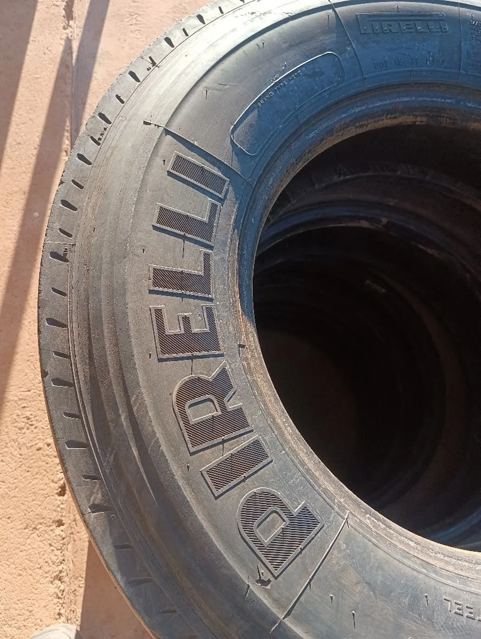 Pneu Pirelli para Caminhão 235/75/17,5 ,600 reais os 4 pneus