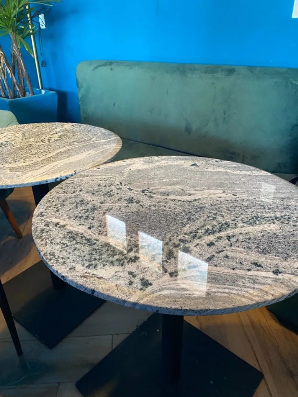 Sofa linear de 2 metros em veludo verde. - Foto 3