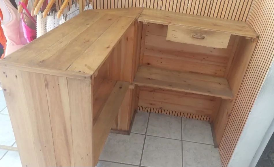 Vendo balcao de loja.