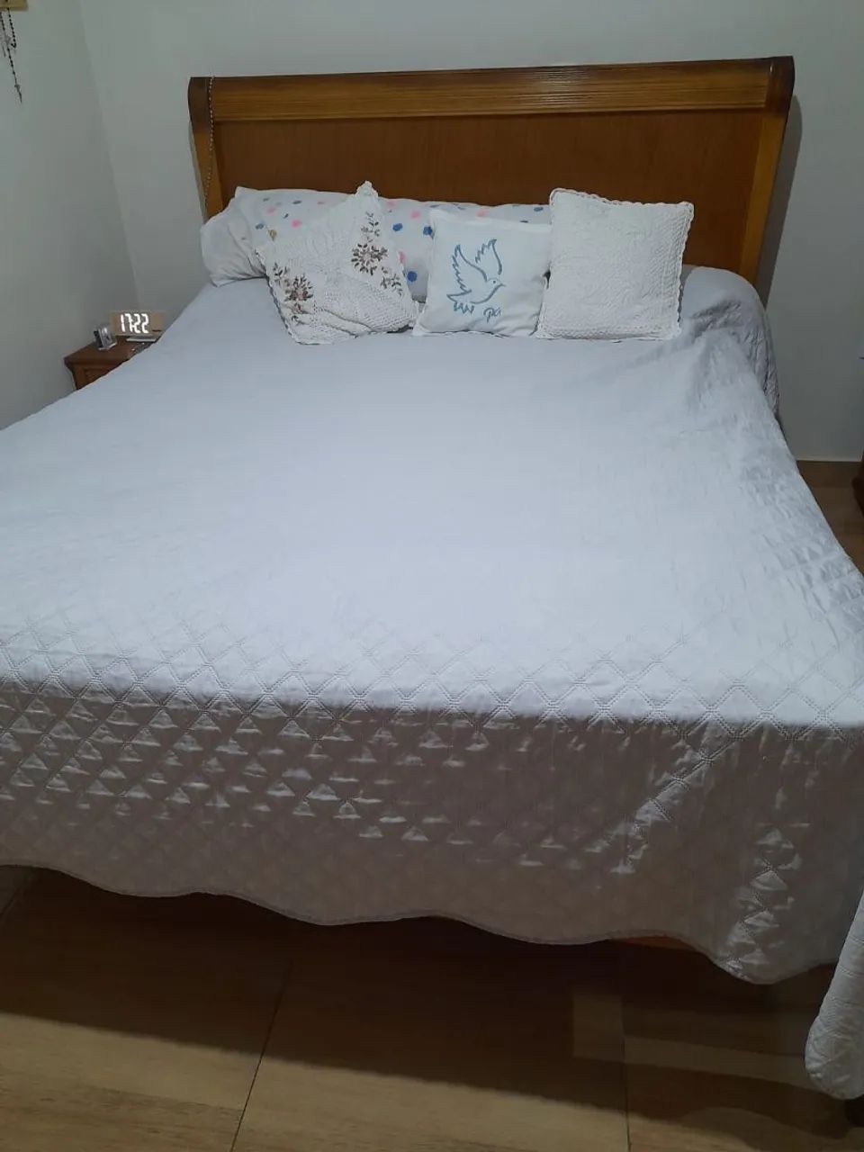 Cama maciça de madeira com cochao