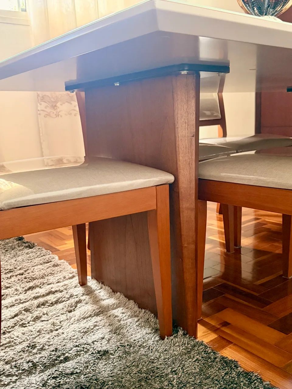 Mesa em madeira com 6 cadeiras plastificada - Foto 3