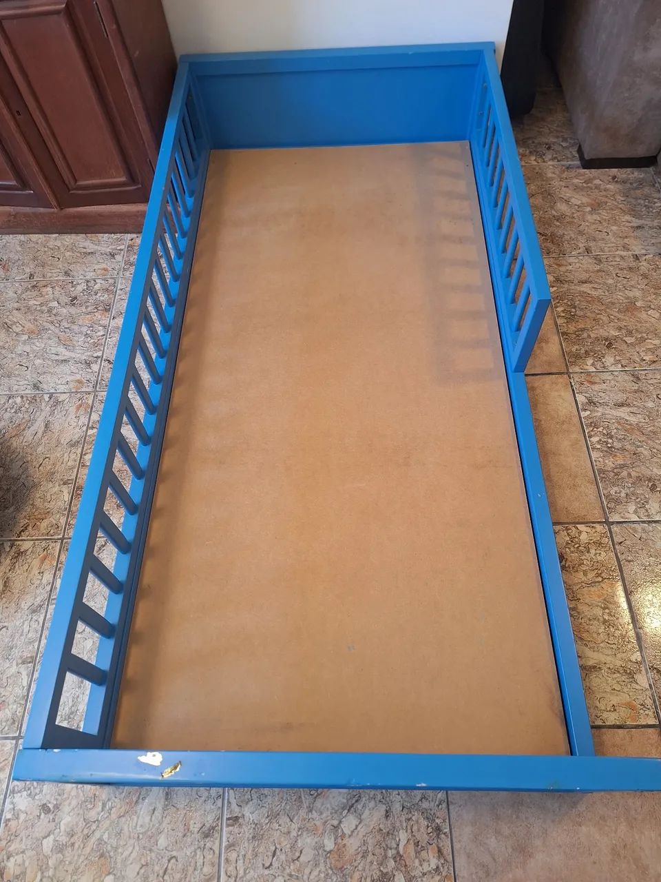 Vendo cama de solteiro, azul, baixa e em excelente estado  - Foto 3