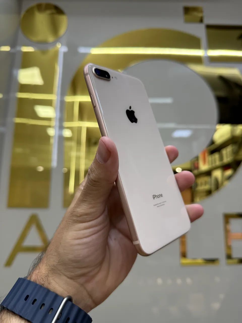IPHONE 8 PLUS 64GB DOURADO SEMI NOVO MEGA PROMO - Foto 2