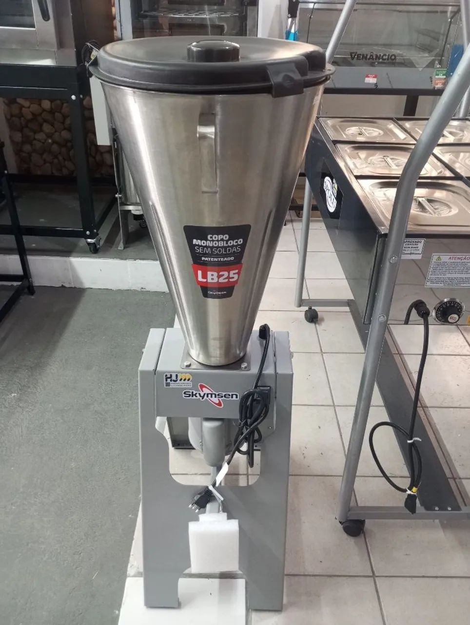NZ. Liquidificador industrial copo inox com basculante 25 litros Skymsen 
