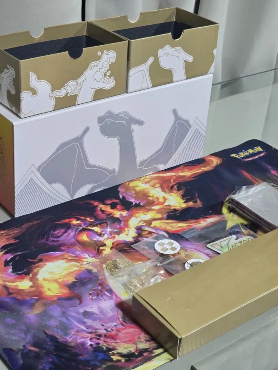 Caixa e acessórios Box Ultra Premium - Espada e Escudo - Charizard Gigantamax
