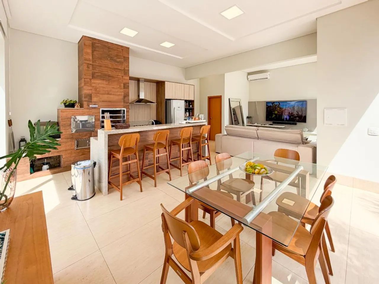 Casa à venda em Maringá, Zona 05, com 3 quartos, com 279.28 m²