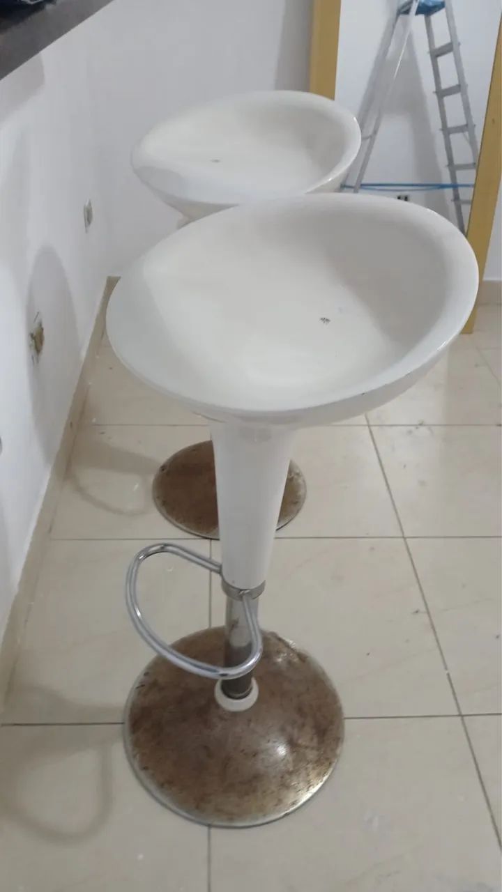 Dois Banco para bancadas branco 