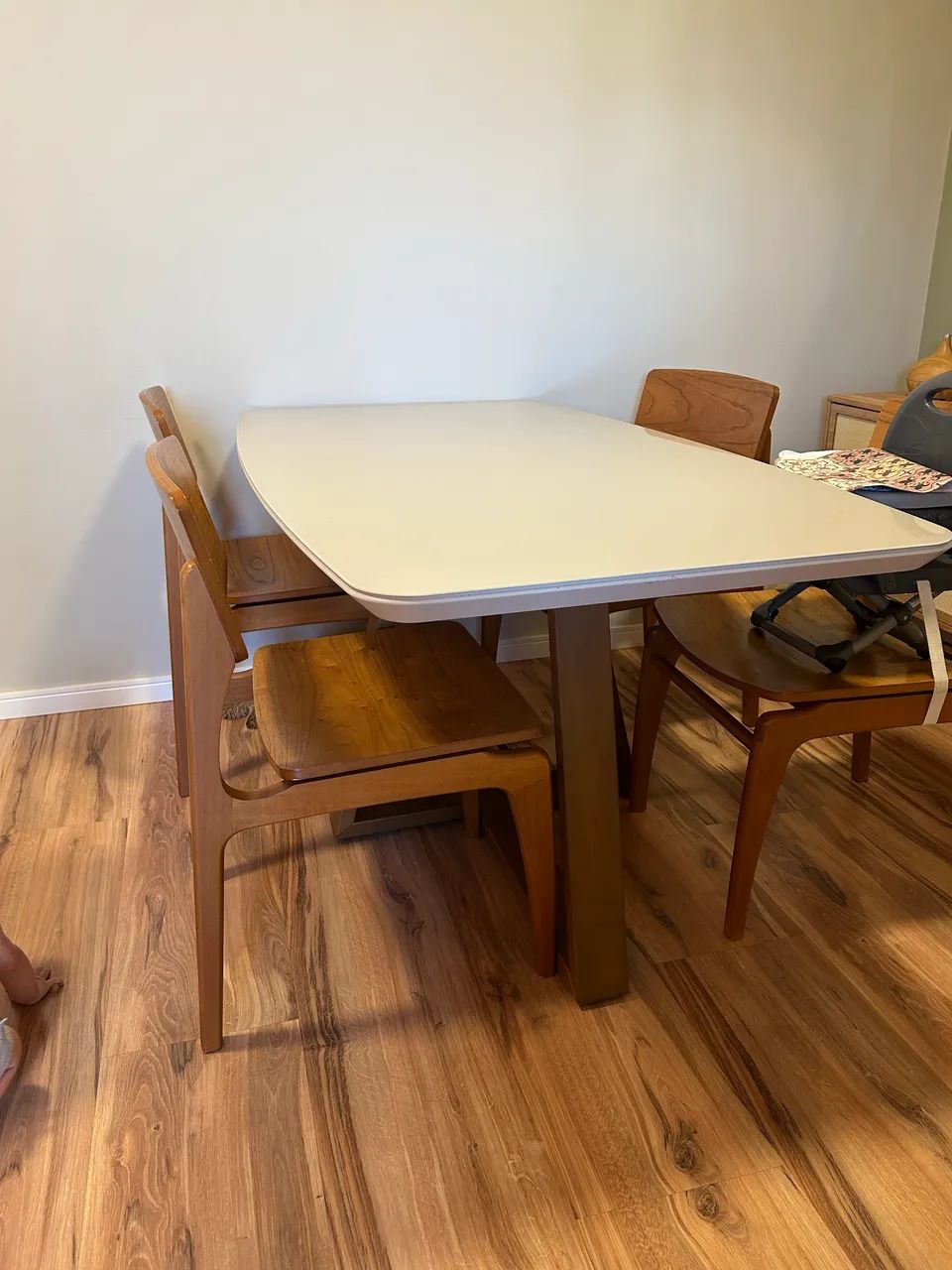 Mesa com base de madeira e tampo de Laca - Foto 2