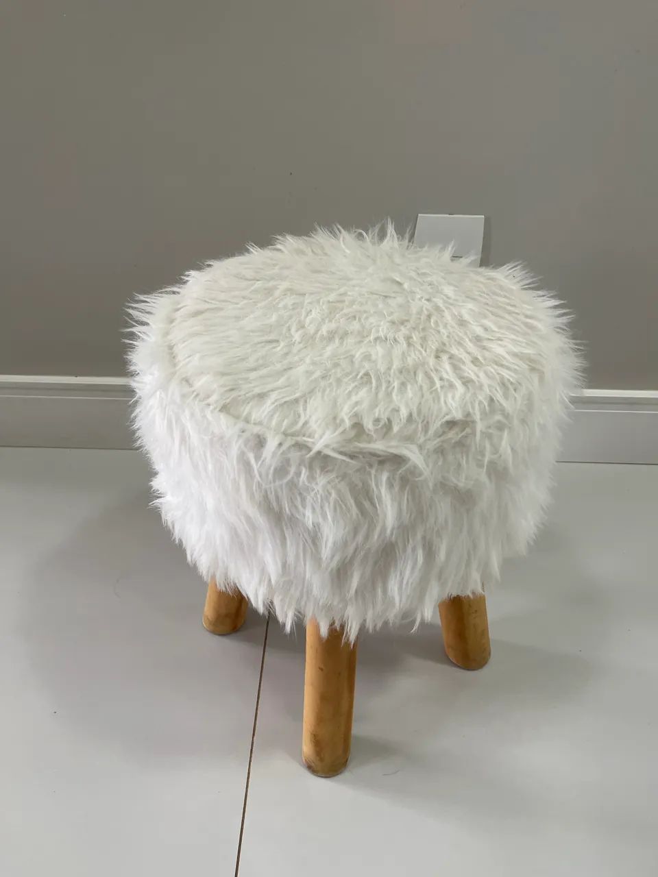 Puff branco com pés de madeira