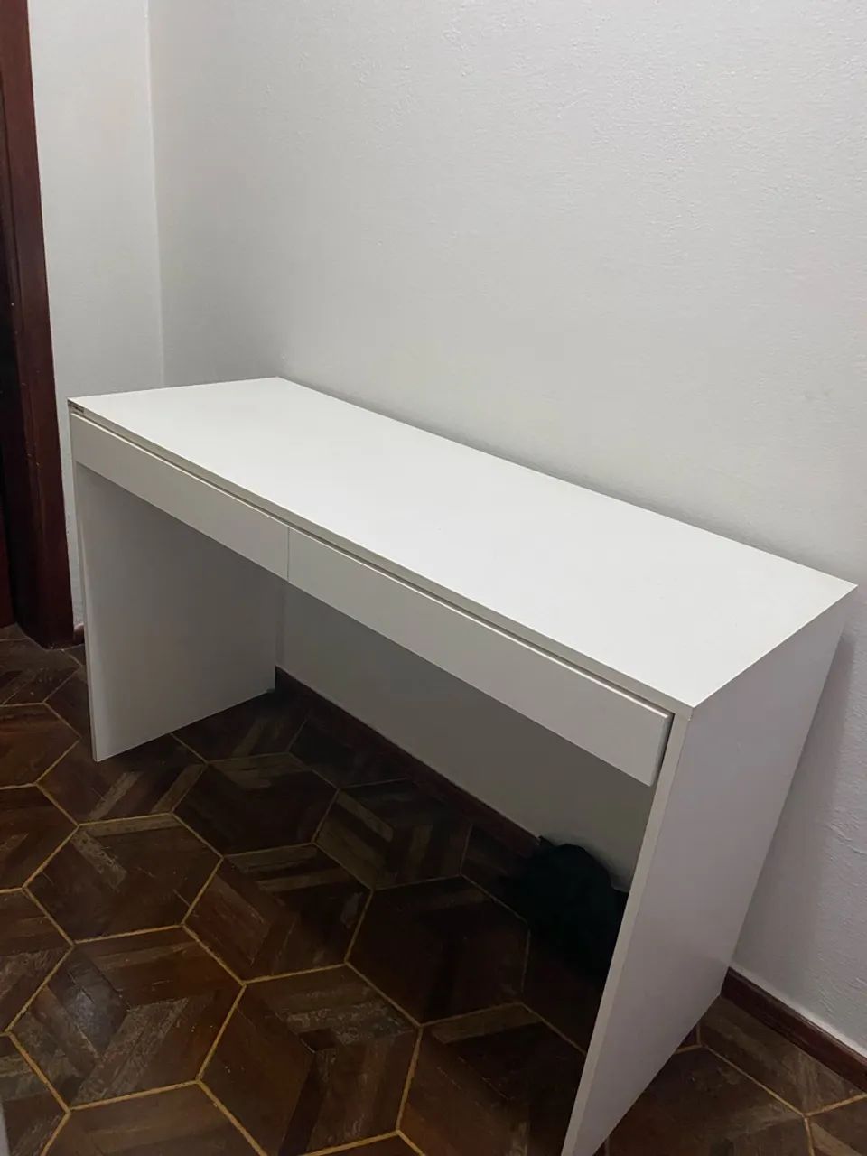 Escrivaninha com duas gavetas.