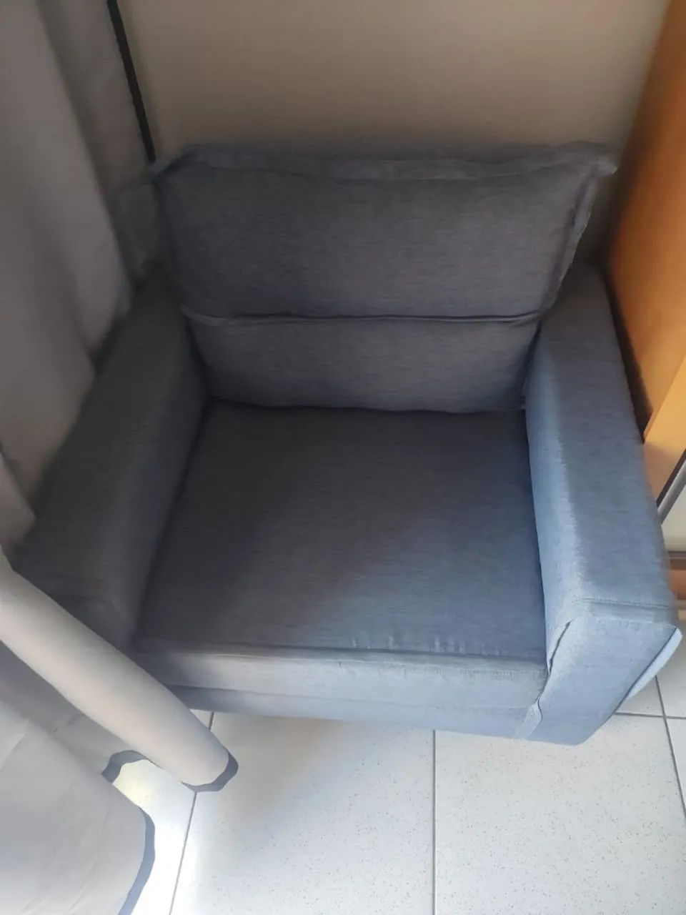 Poltrona decorativa cinza em suede - Foto 4