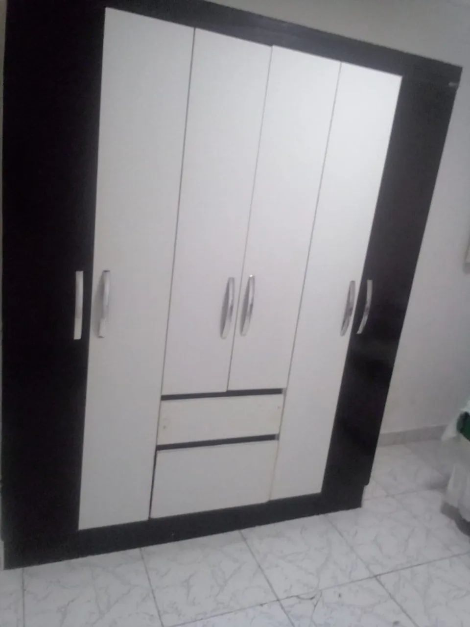 Guarda-roupa de seis portas 