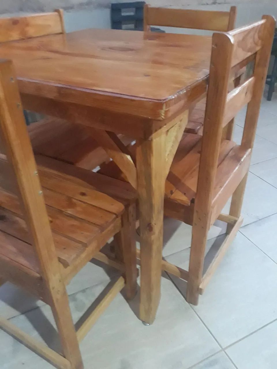 Conjunto de mesa e 04 cadeiras, .Madeira Pinus - Foto 4