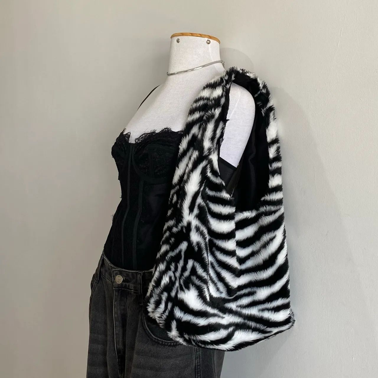 Bolsa Maxi Zebra em Pelúcia 