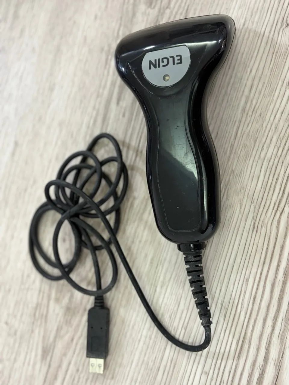 Leitor de Código de Barras Elgin BS313 com tecnologia CCD e conexão com fio.