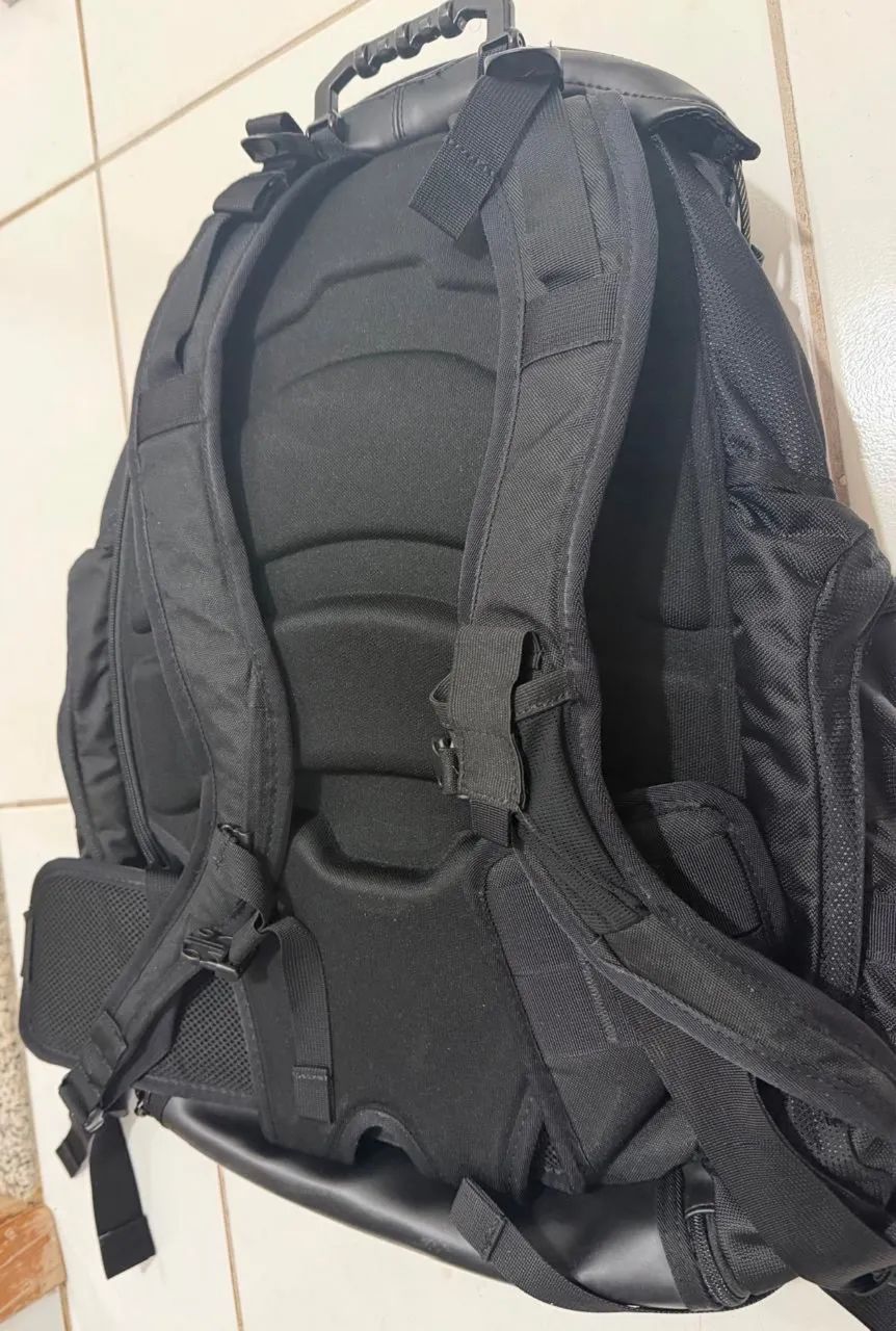 Mochila Oakley original, comprada no EUA em ótimo estado.  - Foto 4
