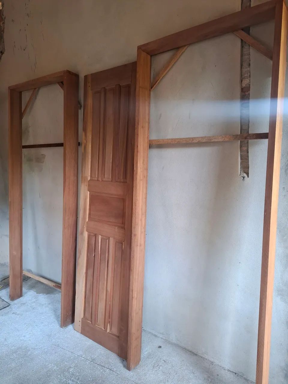Vendo 1 porta e 2 aduelas de madeira - Foto 5
