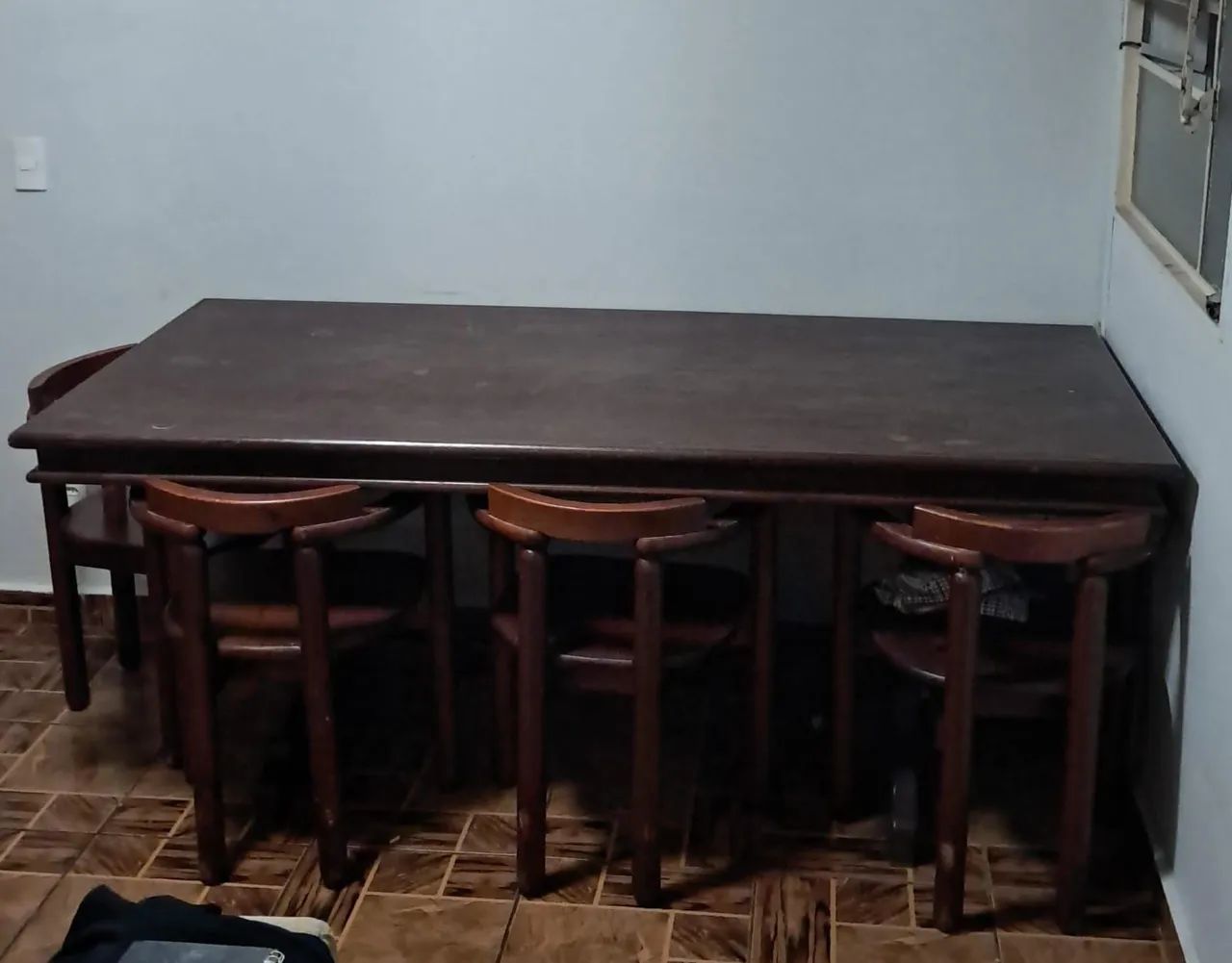 Mesa de madeira com cadeira grátis.