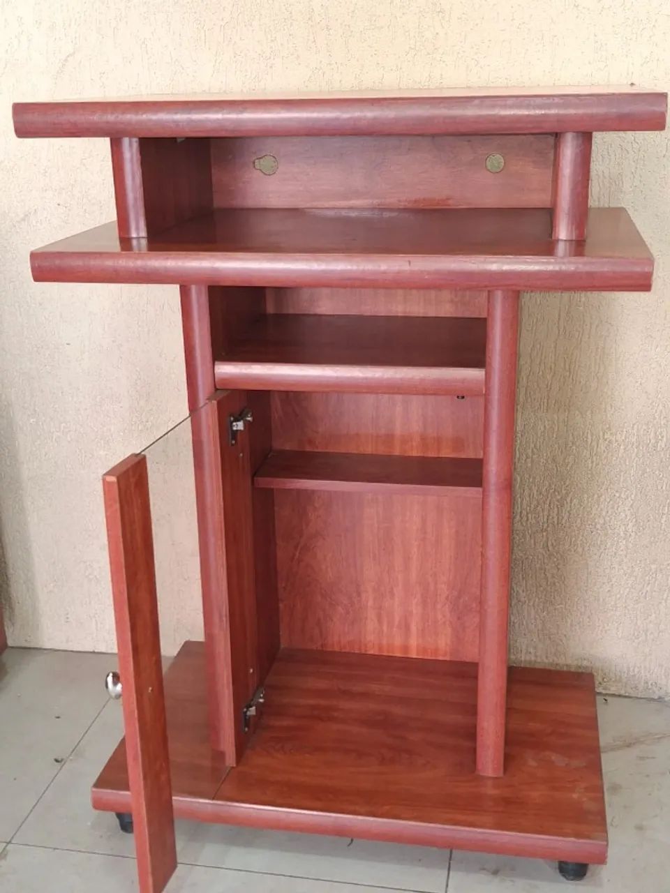 Rack Torre de Madeira com Prateleiras e porta de Vidro