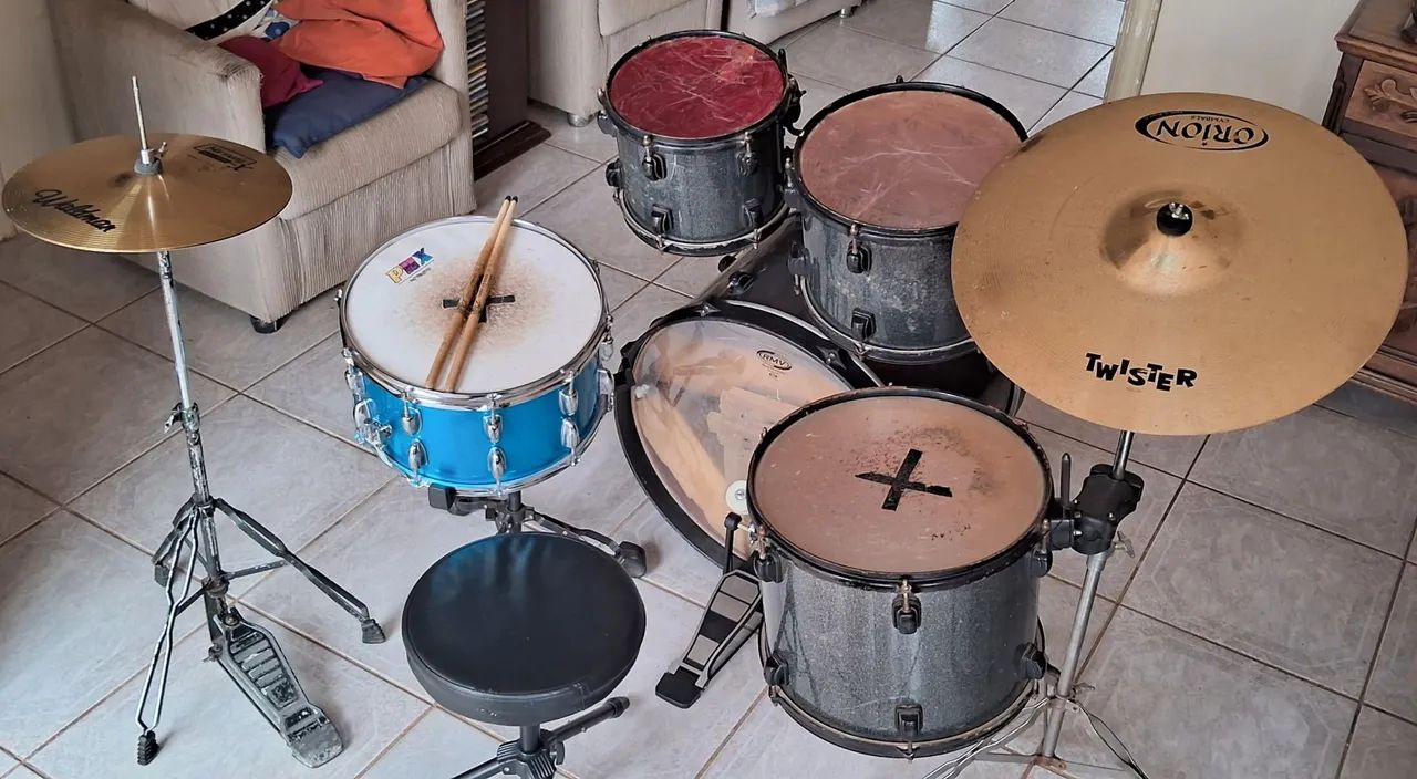 Bateria completa com pratos Só 1400 - Foto 4