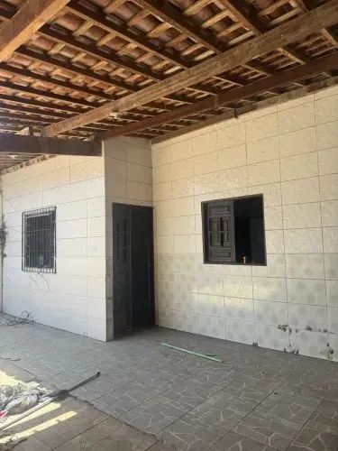 CASA COM TRÊS QUARTOS NO GUAMÁ 