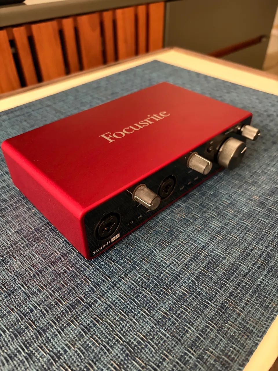 Focusrite 2i2 3 geracao + 2 mics shure sm-57 - Foto 3