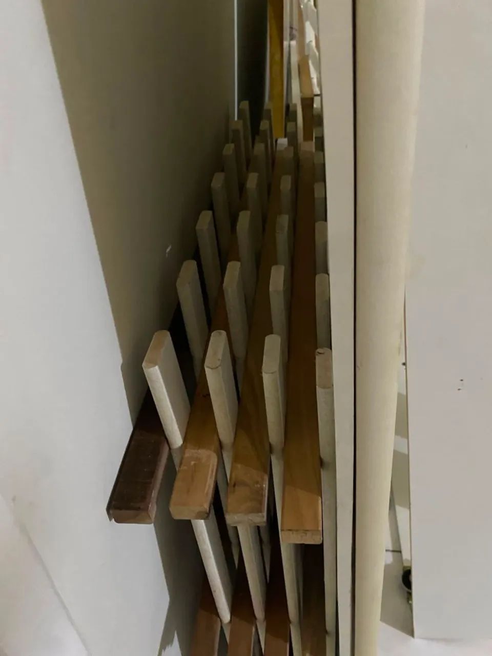 Cendo um berço cama 2 em 1 todo em MDF so esta com parafusos incompleto para montar ! - Foto 4
