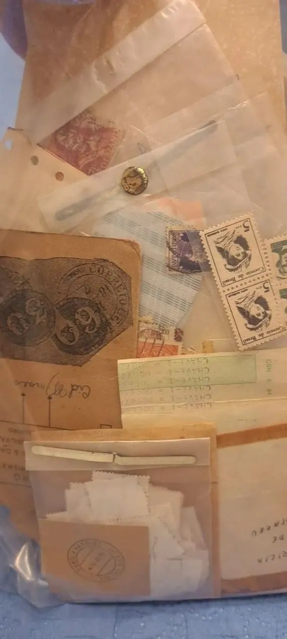 Coleção antiga de selos com mais de 100 anos