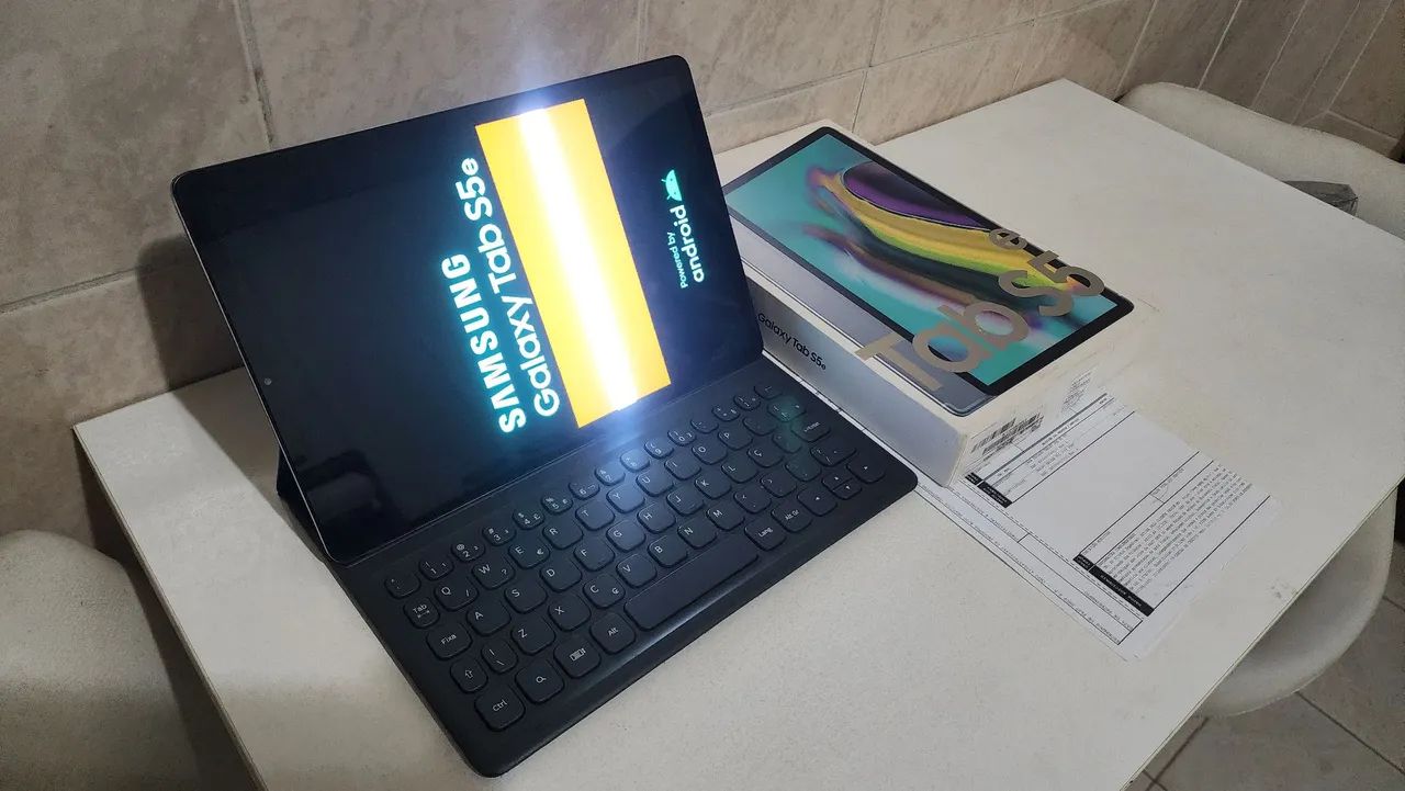 Tablet Samsung S5e (105p) com capa teclado, caixa e nota fiscal (display com defeito)